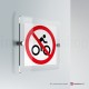 Cartello plexiglass su parete con distanziatori: Divieto di transito alle bici