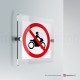 Cartello plexiglass su parete con distanziatori: Divieto di transito alle moto