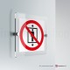 Cartello plexiglass su parete con distanziatori: Vietato usare l'ascensore in caso di incendio P020