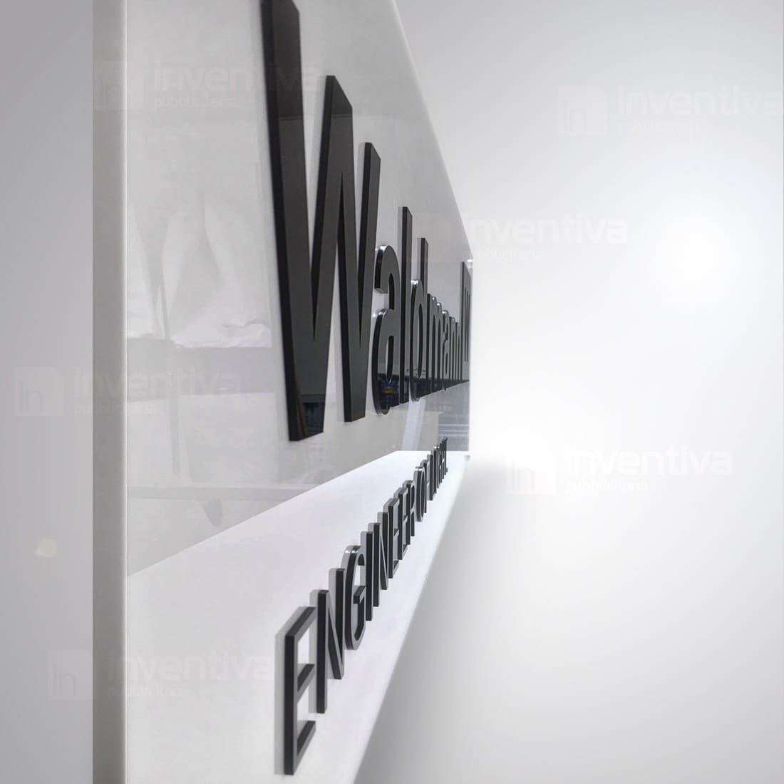 Placca Da Muro Decorativa 'Welcome To Our Home' | Ingresso Casa E Giardino | Resina Color Nero Con Scritte In Rilievo Argento | 13x8,5 Cm