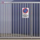 Cartello alluminio con supporto per cancello: vietato parcheggiare - solo veicoli d'emergenza