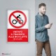 Cartello plexiglass ( cm 40 x 60 ) su parete con distanziatori: vietato il transito alle biciclette