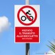 Cartello alluminio con supporto per palo zincato: vietato il transito alle biciclette
