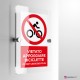 Cartello plexiglass ( cm 13 x 20 ) su parete con distanziatori: vietato appoggiare biciclette