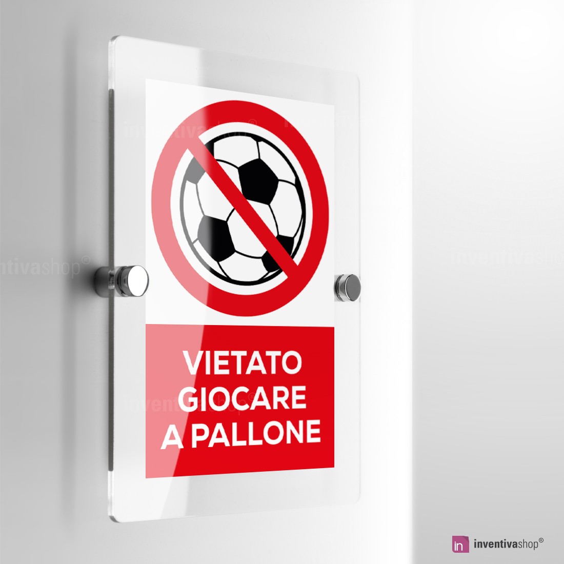 Ad Altare spunta un cartello: Vietato giocare a pallone. Insorgono i Ad Altare spunta un cartello: Vietato giocare a pallone. Insorgono i