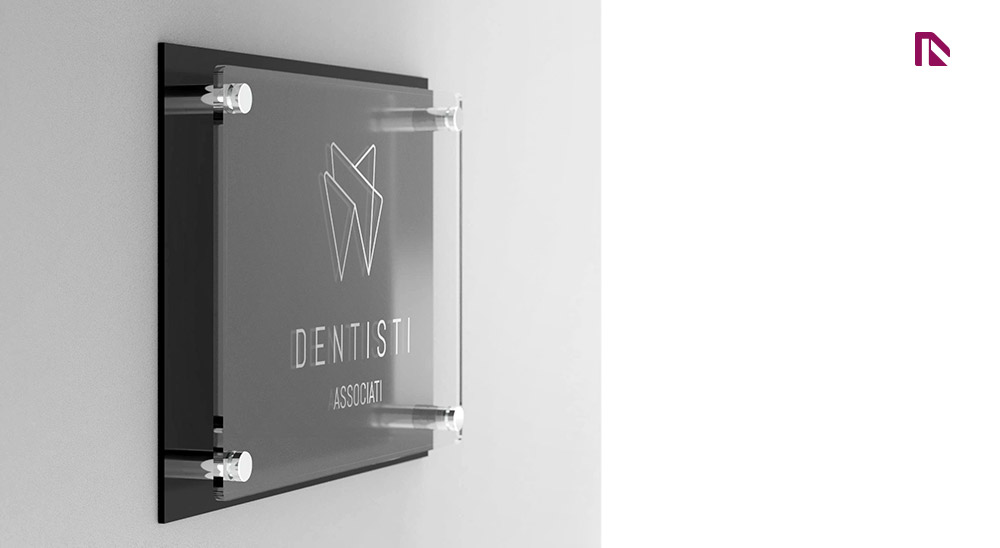 Targa studio dentistico in plexiglass doppia lastra con stampa parziale: per personalizzare questa targa clicca sull'immagine